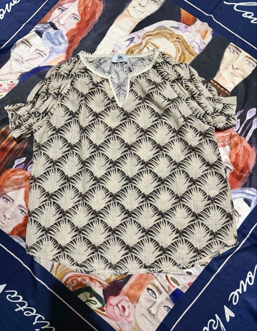 Plains & prints top (Category: Blouses) located in Santiago. Submitted by shoppaholickikay (Listing ID 1470099805, Image 1). Description: .