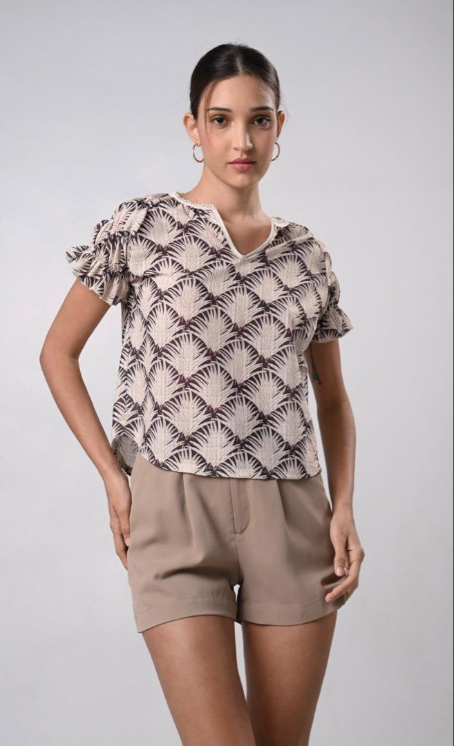Plains & prints top (Category: Blouses) located in Santiago. Submitted by shoppaholickikay (Listing ID 1470099805, Image 2). Description: .