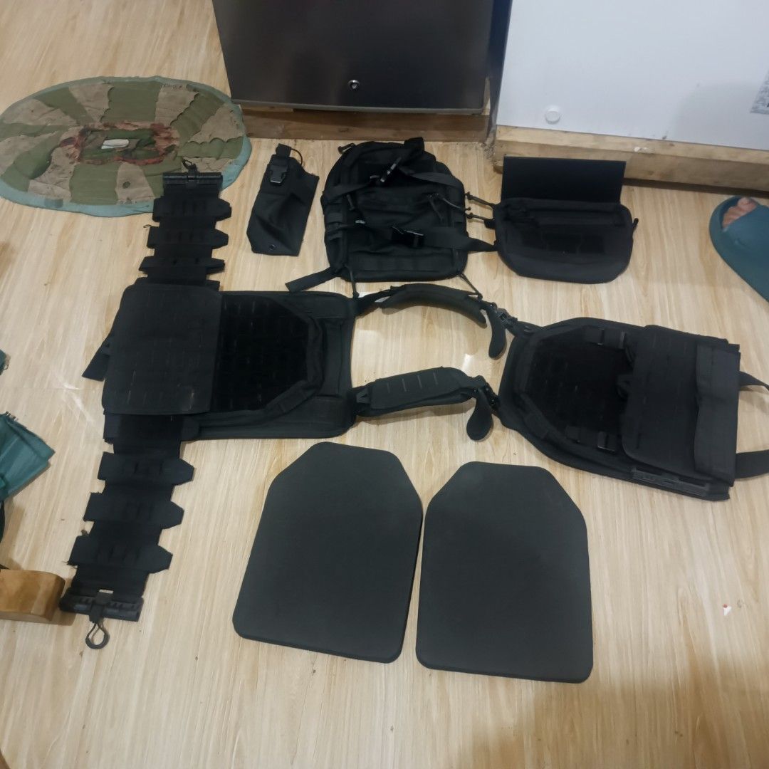 Plate Carrier (Category: Activewear) located in Caloocan City. Submitted by frenziedjack (Listing ID 1470073599, Image 3). Description: Black Plate Carrier Set Yakeda PC Back panel Idogear Drop pouch Radio Pouch Navigation Board Foam plates Negotiable price.