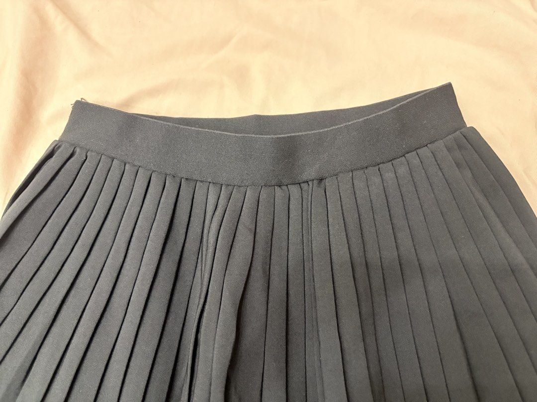 Pleated Skirt with inner shorts (Category: Skirts) located in Quezon City. Submitted by myfabpreloved (Listing ID 1470083126, Image 3). Description: Bnew Fit upto 30” Garterized waist.