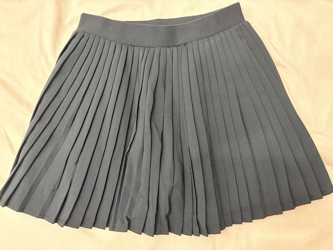 Pleated Skirt with inner shorts (Category: Skirts) located in Quezon City. Submitted by myfabpreloved (Listing ID 1470083126, Image 2). Description: Bnew Fit upto 30” Garterized waist.