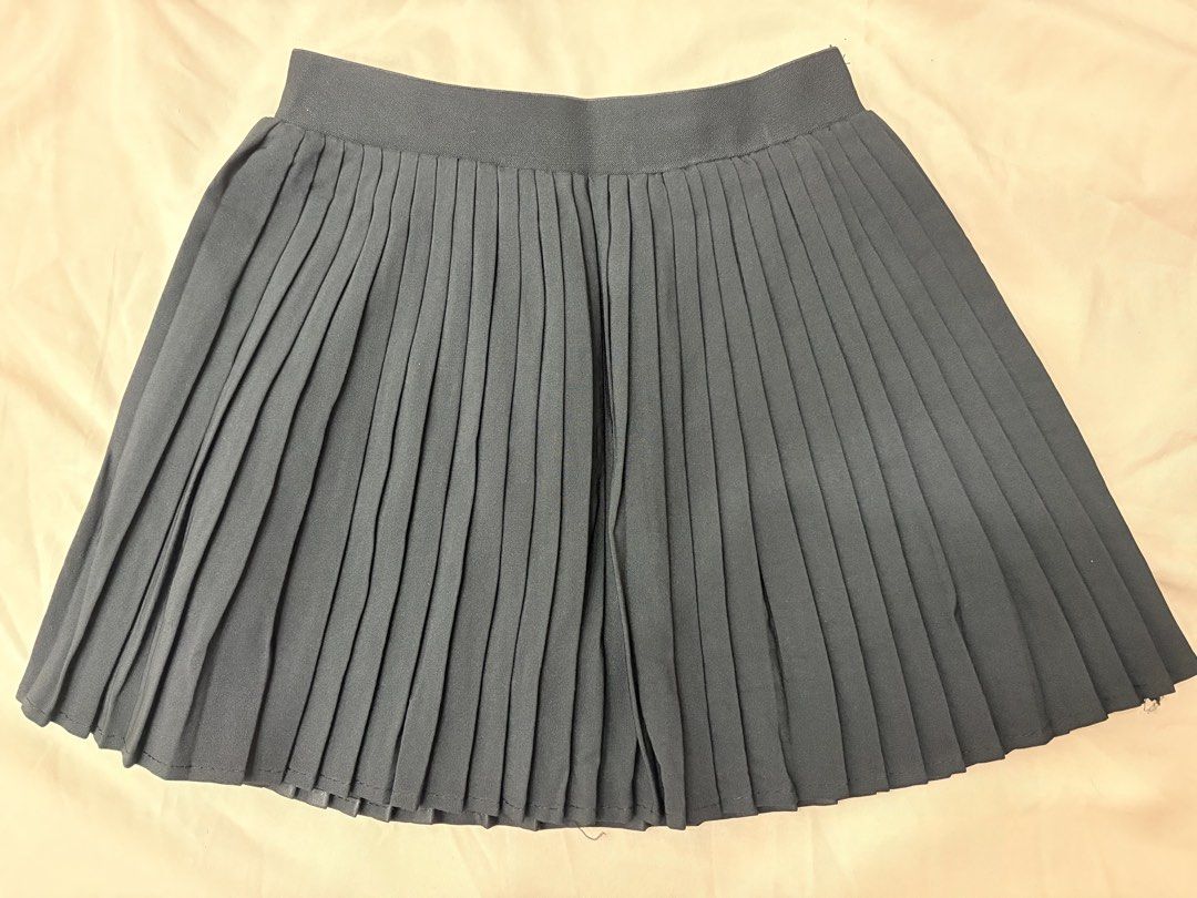 Pleated Skirt with inner shorts (Category: Skirts) located in Quezon City. Submitted by myfabpreloved (Listing ID 1470083126, Image 1). Description: Bnew Fit upto 30” Garterized waist.