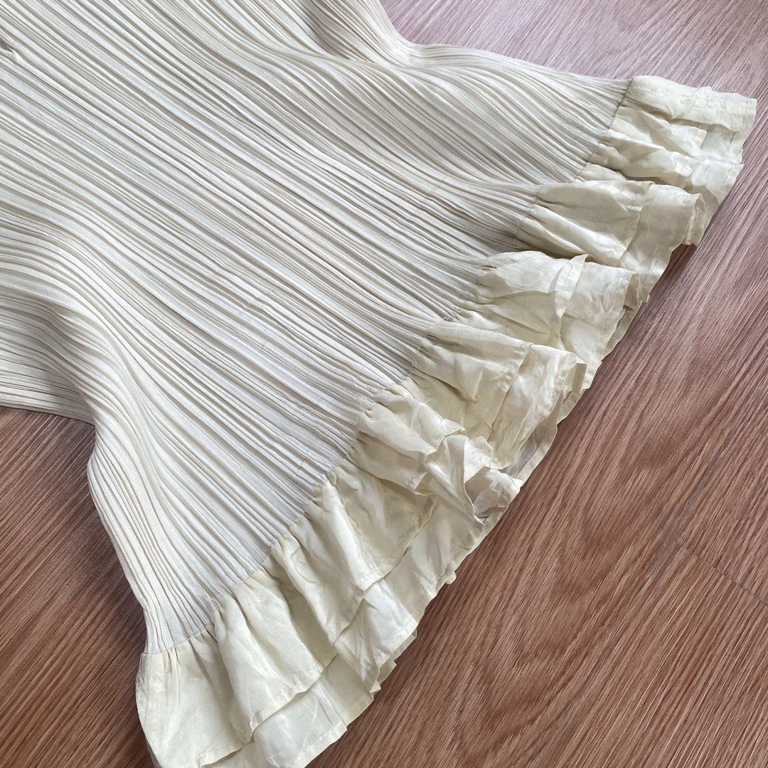 Pleats issey miyake (Category: Others Tops) located in Bislig. Submitted by kre_jey.24 (Listing ID 1470064818, Image 3). Description: Size 4 on tag Good as new No issue.
