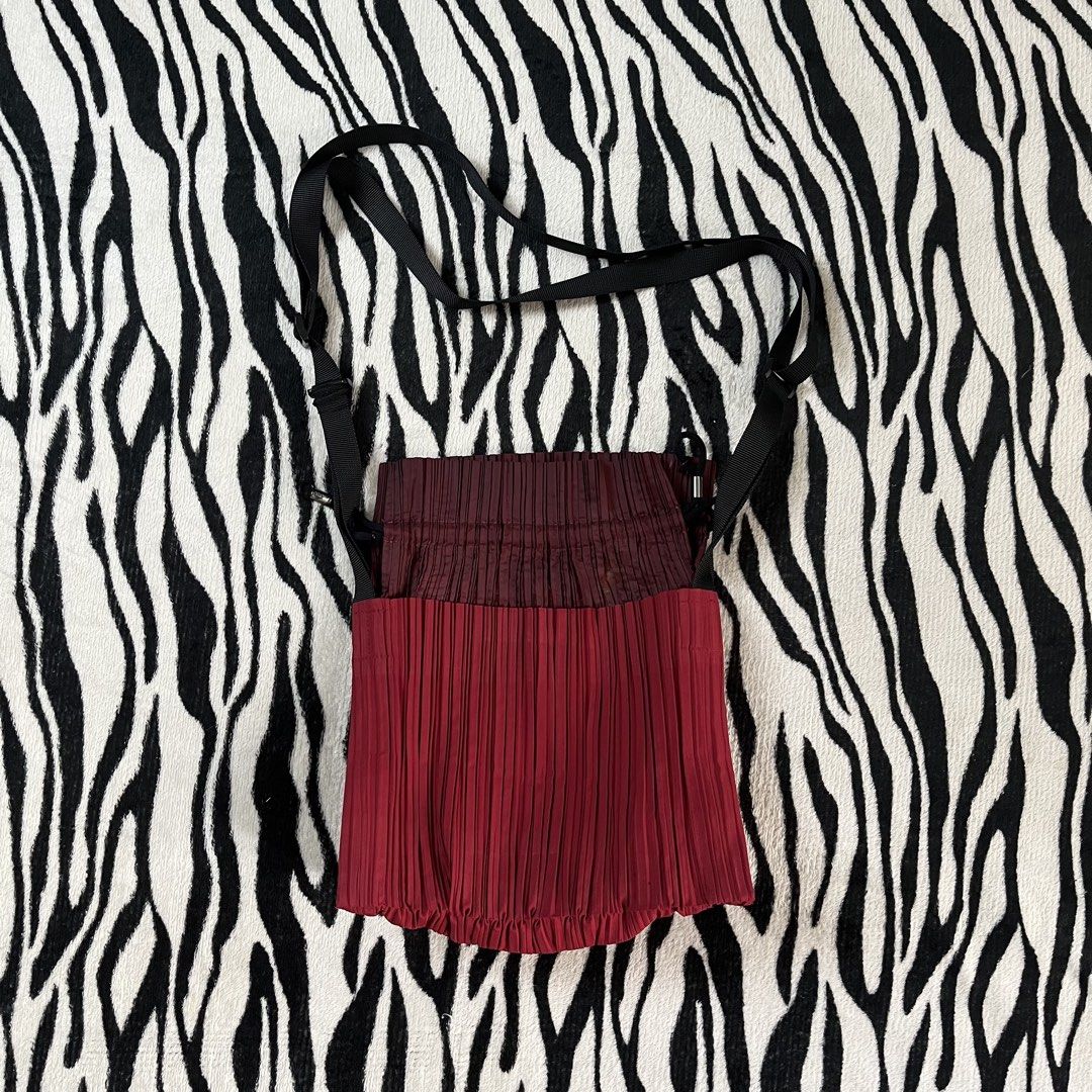 Pleats please small tote bag (Category: Tote Bags) located in Manila. Submitted by royaldripmanila (Listing ID 1470047823, Image 1). Description: Sign of usage W10 L11.