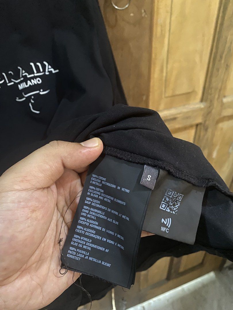 PRADA (Category: Tshirts & Polo Shirts ) located in Manaoag. Submitted by mangthrifttayo (Listing ID 1469997108, Image 3). Description: PRADA🖤!! NO ISSUE EXCELLENT CONDITION SIZE L S DIMES 22x26 PRICE: 1000.