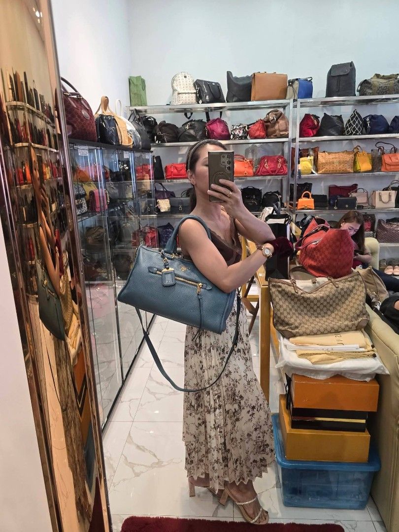 Prada Vitello Phoenix Front Zip Convertible Satchel Bag 2-Way Authentic💯💯 (Category: Luxury Bags & Wallets) located in Davao. Submitted by SecondhandItems97 (Listing ID 1470023271, Image 2). Description: Medium size Includes Authenticity cards 💳 & Prada dustbag💯.