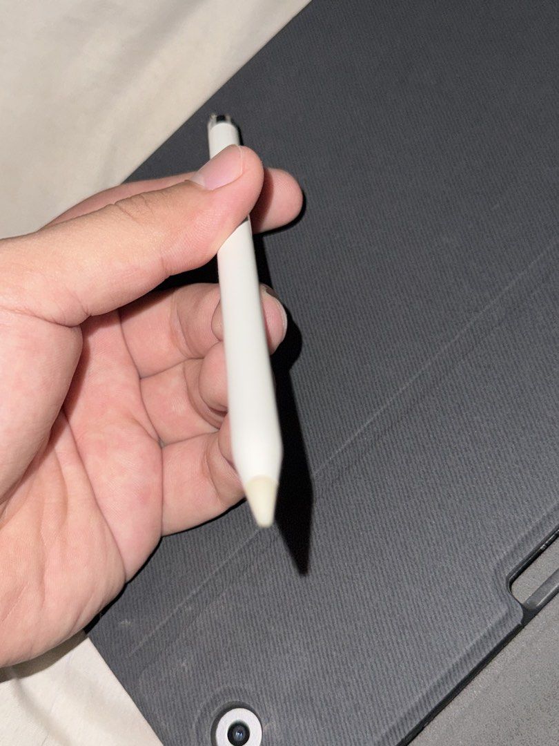 Preloved Apple Pencil (1st Generation) (Category: iPad) located in Manila. Submitted by marco.21 (Listing ID 1470124653, Image 3). Description: - Apple Pencil 1st Generation (White body with silver metal band) - Fully functional: charges and writes normally - Visible wear: tip is slightly worn down from use - Features exposed Lightning connector at the top - Inclusions: Loose item only, no box included ISSUE LANG IS WALA NAPO YUNG TAKIP NAMISPLAC