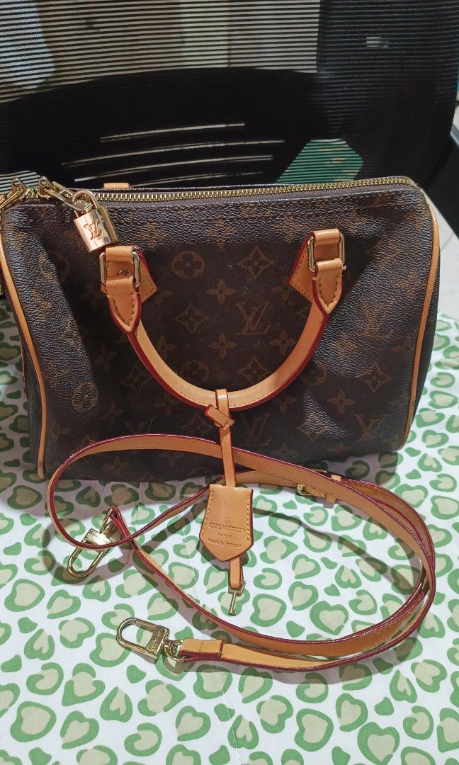 Pre-loved non-coded Lv speedy 25 (Category: Luxury Bags & Wallets) located in Pasay City. Submitted by khim1202ma07307 (Listing ID 1470003985, Image 1). Description: .