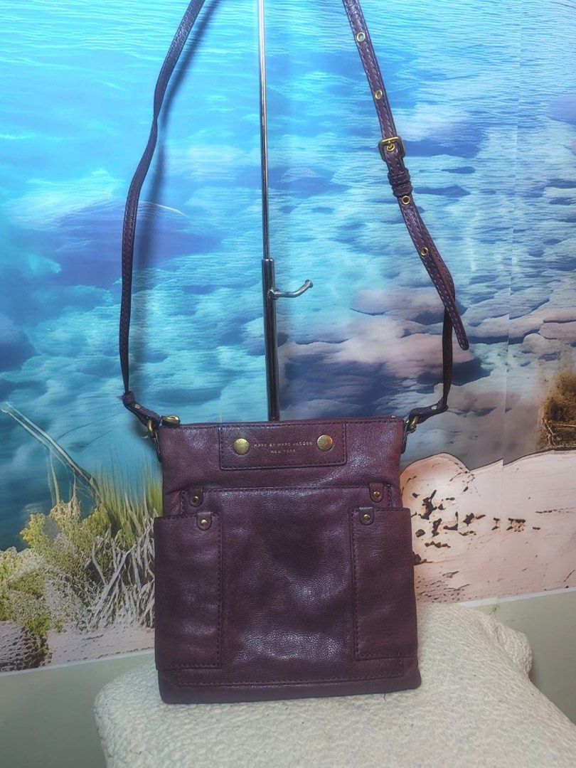 Preloved original Marc Jacobs sling bag (Category: Luxury Bags & Wallets) located in Manila. Submitted by nylan1227 (Listing ID 1469975594, Image 2). Description: Lalamove pr LBC.
