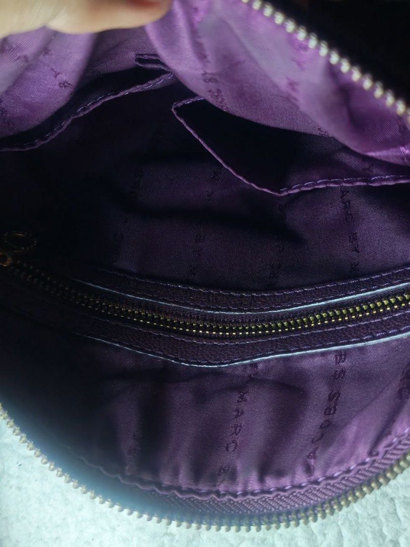 Preloved original Marc Jacobs sling bag (Category: Luxury Bags & Wallets) located in Manila. Submitted by nylan1227 (Listing ID 1469975594, Image 3). Description: Lalamove pr LBC.
