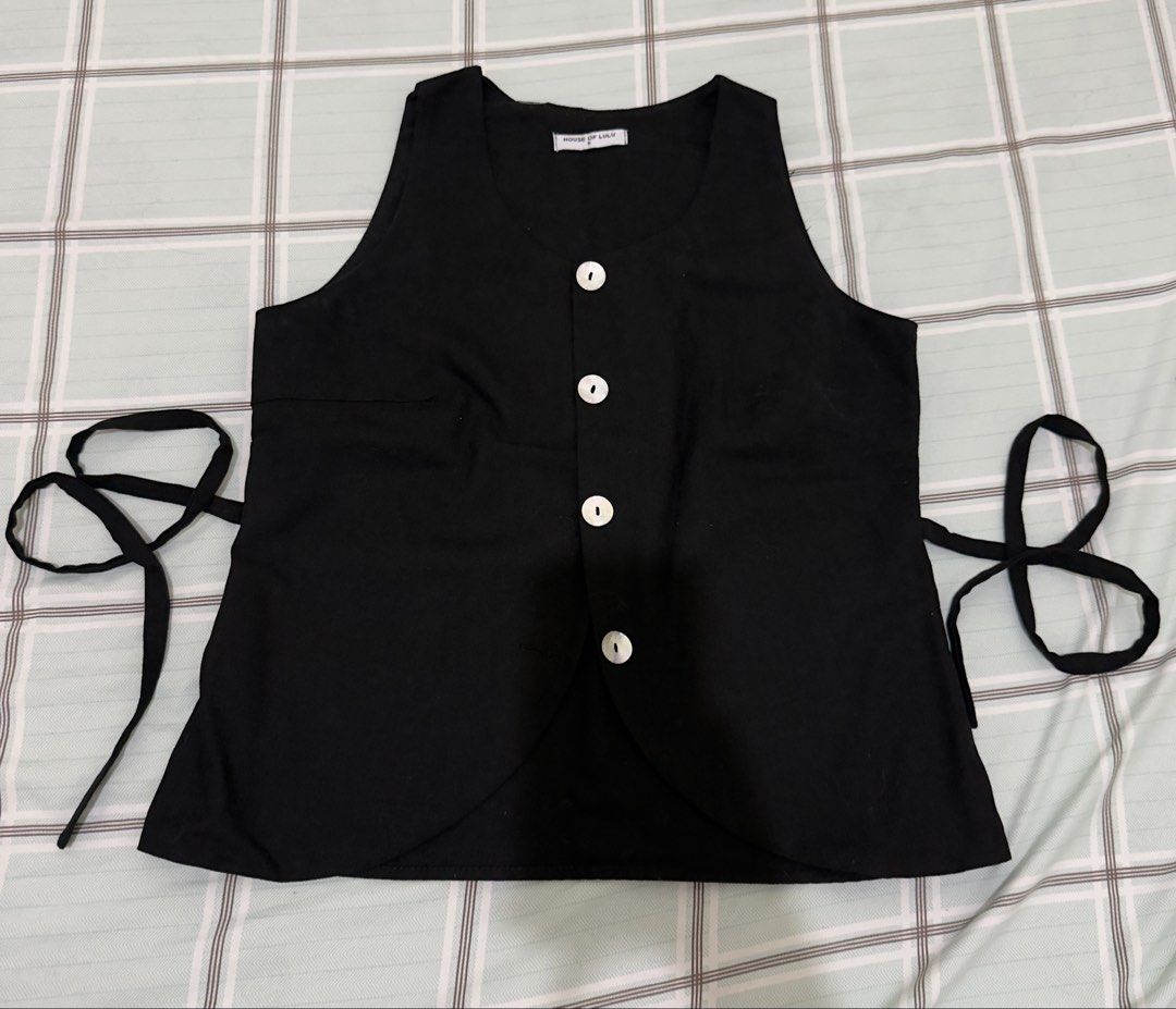 Preloved Vest for Women Size S (Category: Vests) located in Manila. Submitted by misskendrapreloved (Listing ID 1470099403, Image 1). Description: ୨୧ Preloved Vest Top 🎀 Cute and stylish vest top in like-new condition! ♡ Barely worn and well taken care of. Perfect for casual outfits, coffee dates, or everyday wear. Easy to pair with your favorite jeans, skirts, or shorts. ✨ ♡ Condition: Like new (never been use) ♡ Size: S (up to 26 waist) ♡ Colo
