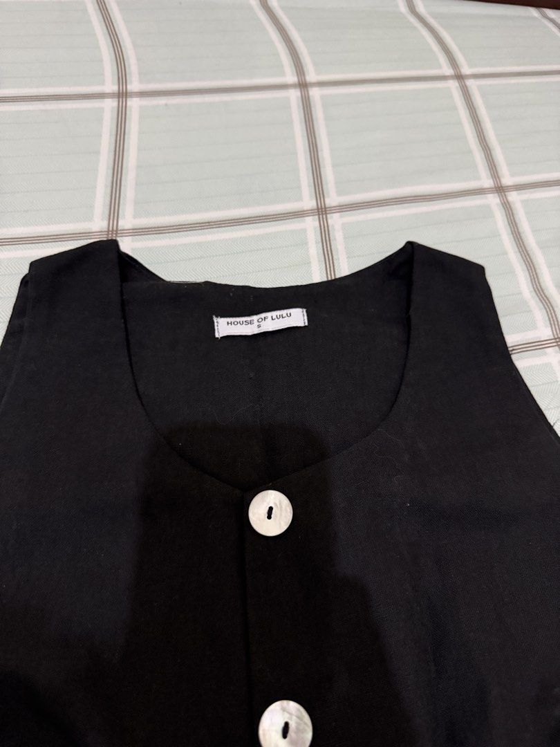 Preloved Vest for Women Size S (Category: Vests) located in Manila. Submitted by misskendrapreloved (Listing ID 1470099403, Image 2). Description: ୨୧ Preloved Vest Top 🎀 Cute and stylish vest top in like-new condition! ♡ Barely worn and well taken care of. Perfect for casual outfits, coffee dates, or everyday wear. Easy to pair with your favorite jeans, skirts, or shorts. ✨ ♡ Condition: Like new (never been use) ♡ Size: S (up to 26 waist) ♡ Colo