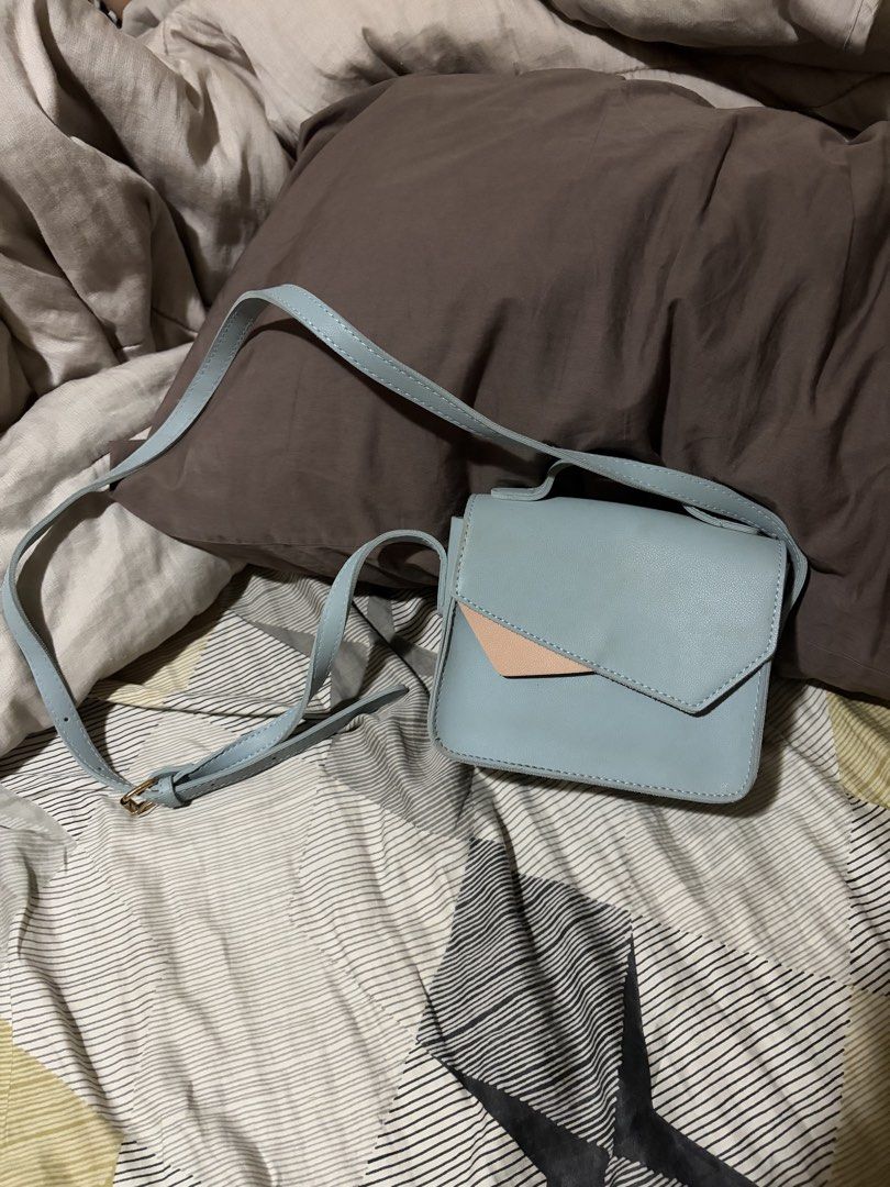 Pre-owned blue crossbody purse (Category: Cross-body Bags) located in Taguig. Submitted by airavyue (Listing ID 1470118524, Image 1). Description: old bag; bought before pandemic but it is very sturdy. no defects, just slightly dirty from dust & can be cleaned with rubbing alcohol (will still be cleaned before shipment).