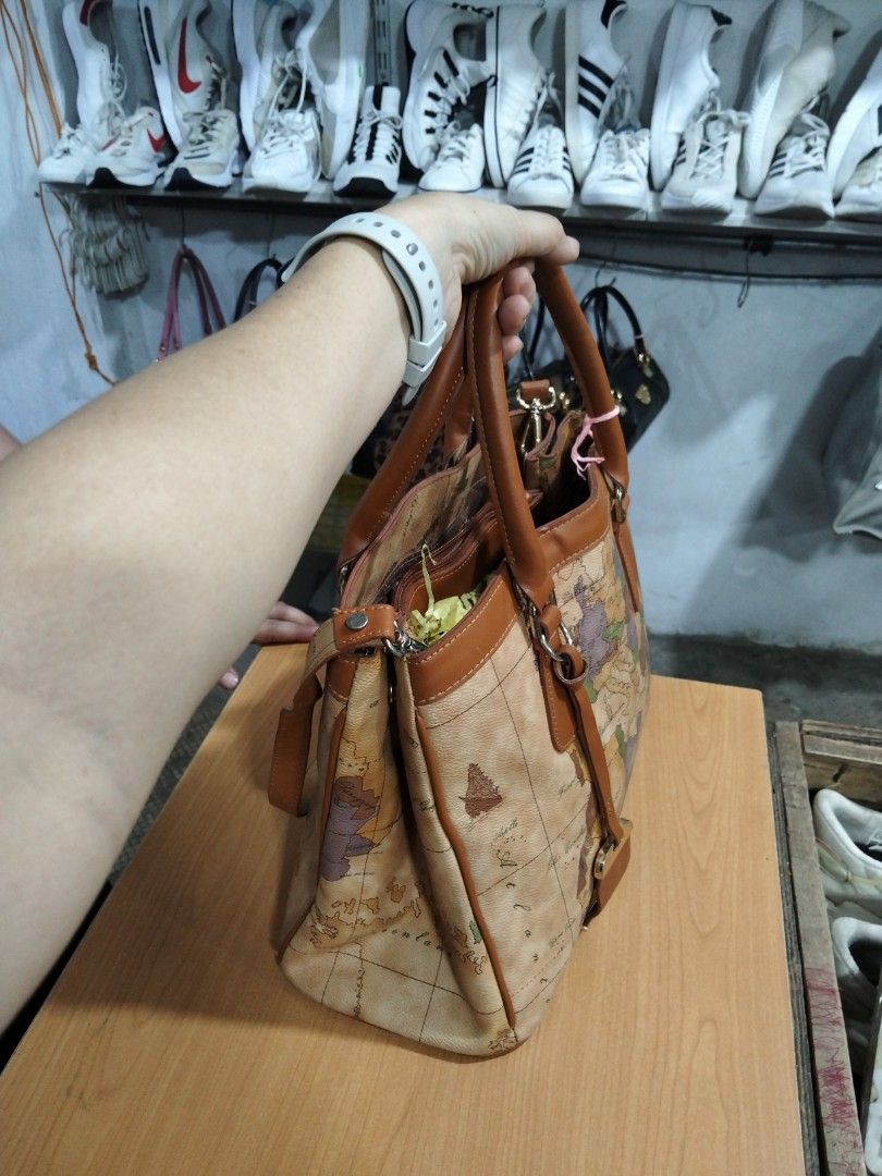 Prima Classie (Category: Cross-body Bags) located in El Salvador. Submitted by francheskaukayukay (Listing ID 1470041398, Image 2). Description: .