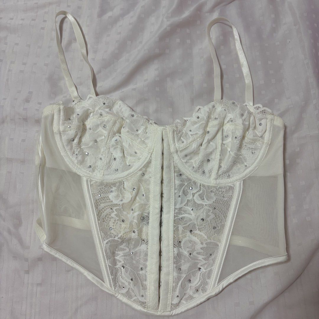 Primark White Lace Corset Top (Category: Sleeveless) located in Marikina City. Submitted by pial21 (Listing ID 1470004684, Image 1). Description: Primark White Lace Corset Top Size US 34B .