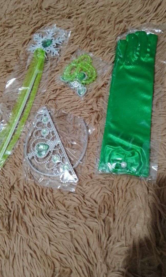 Princess Anna Accessories Frozen (Category: Babies & Kids Fashion) located in Marikina City. Submitted by alexfortu88925 (Listing ID 1470031471, Image 2). Description: Princess Anna Accessories crown gloves necklacce ring earings.