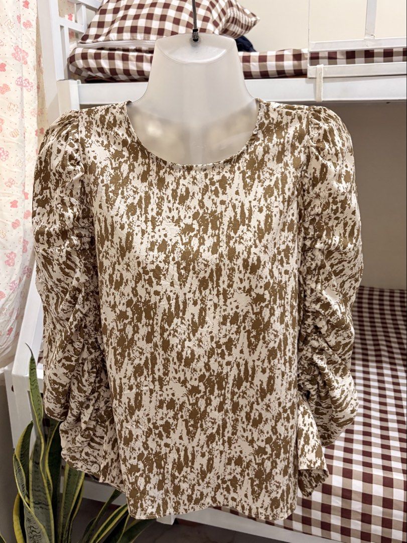 printed long sleeves (Category: Longsleeves) located in Virac. Submitted by _meriduhhh (Listing ID 1470108661, Image 1). Description: perfect for mothers na nag ooffice hahaha S-M.