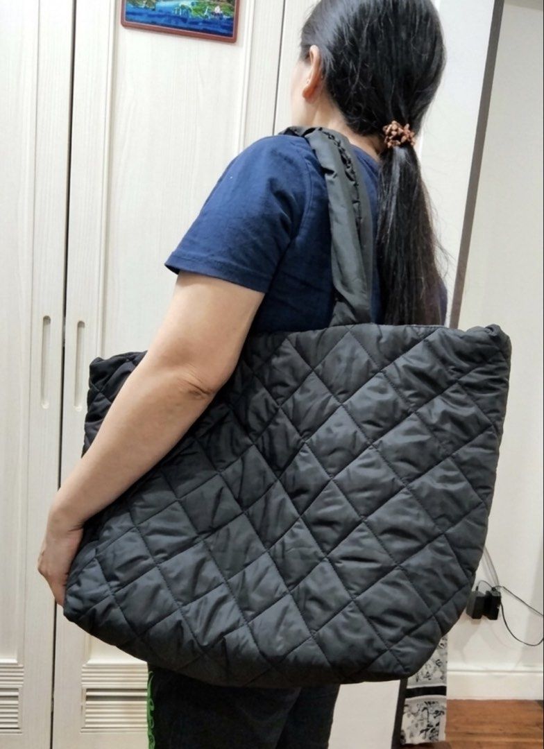 Puffer Tote Bag (Category: Luxury Bags & Wallets) located in Makati City. Submitted by pre_loved_items_.moon (Listing ID 1470063609, Image 1). Description: .
