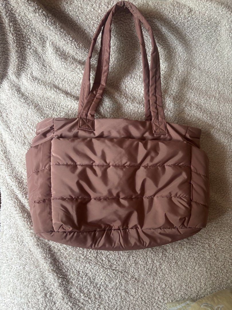Puffer Tote Bag Dusty Rose Quilted (Category: Tote Bags) located in Quezon City. Submitted by slayange777 (Listing ID 1470007754, Image 2). Description: MOP: GCASH location: Fairview QC - Color: Dusty Rose - Material: Soft quilted padded fabric - Features: Sturdy dual shoulder straps and a handy front pocket - Capacity: Roomy interior that easily fits all daily essentials - Versatility: Perfect everyday bag for work, school, or travel.
