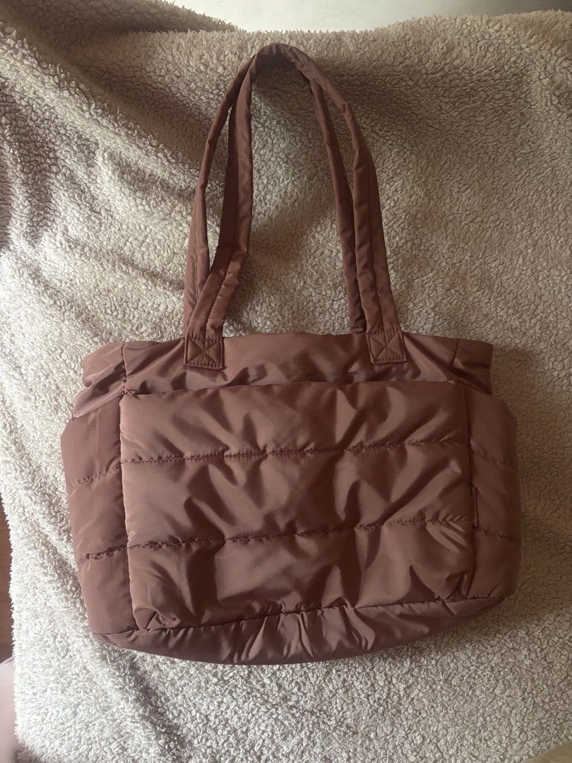 Puffer Tote Bag Dusty Rose Quilted (Category: Tote Bags) located in Quezon City. Submitted by slayange777 (Listing ID 1470007754, Image 1). Description: MOP: GCASH location: Fairview QC - Color: Dusty Rose - Material: Soft quilted padded fabric - Features: Sturdy dual shoulder straps and a handy front pocket - Capacity: Roomy interior that easily fits all daily essentials - Versatility: Perfect everyday bag for work, school, or travel.