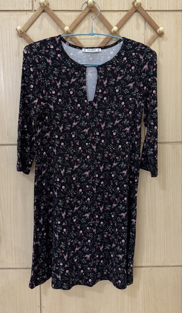 Pull & Bear Floral Black Dress Size XS (Category: Dresses) located in Dagupan City. Submitted by truehawk.c51029 (Listing ID 1470090793, Image 1). Description: - Brand: Pull & Bear - Size: XS - Color/Pattern: Black with pink and green floral print - Material: 95% viscose, 5% elastane (super soft and stretchy) - Features: Three-quarter sleeves, keyhole neckline cutout - Condition/Style: Great everyday piece, easy to throw on and style.