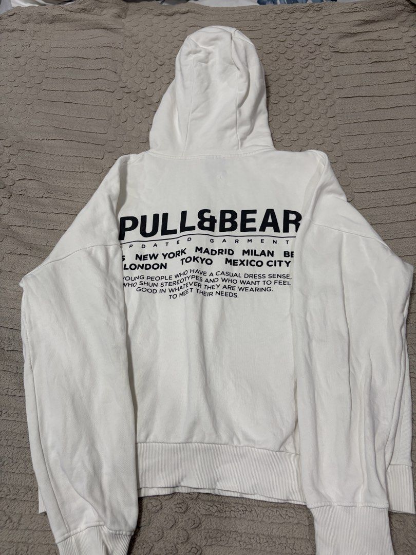 Pull&Bear Hoodie (Category: Coats, Jackets and Outerwear) located in Marilao. Submitted by luckystone_0cdaee (Listing ID 1469953627, Image 3). Description: Mens Pull&Bear Hoodie White Size: Medium Condition: Like New. No Yellowing or stains. Rfs: Declutterring and naliitan na din. 📍Marilao.