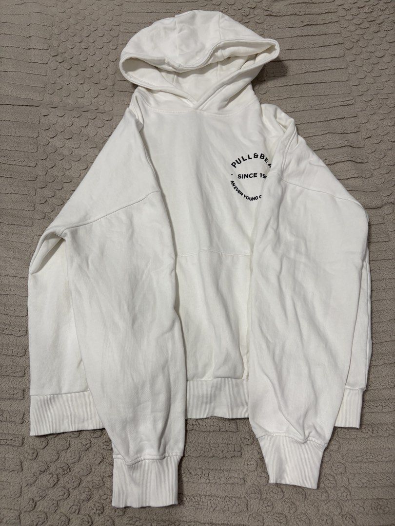 Pull&Bear Hoodie (Category: Coats, Jackets and Outerwear) located in Marilao. Submitted by luckystone_0cdaee (Listing ID 1469953627, Image 1). Description: Mens Pull&Bear Hoodie White Size: Medium Condition: Like New. No Yellowing or stains. Rfs: Declutterring and naliitan na din. 📍Marilao.