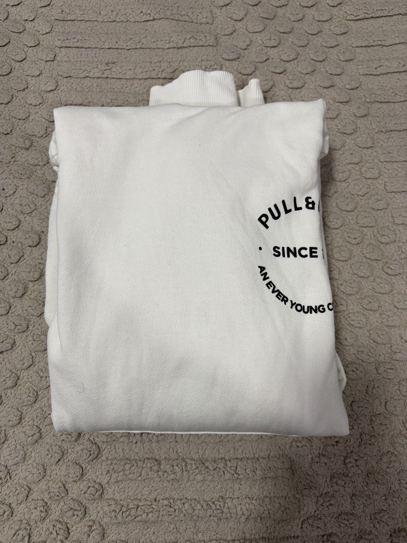 Pull&Bear Hoodie (Category: Coats, Jackets and Outerwear) located in Marilao. Submitted by luckystone_0cdaee (Listing ID 1469953627, Image 2). Description: Mens Pull&Bear Hoodie White Size: Medium Condition: Like New. No Yellowing or stains. Rfs: Declutterring and naliitan na din. 📍Marilao.