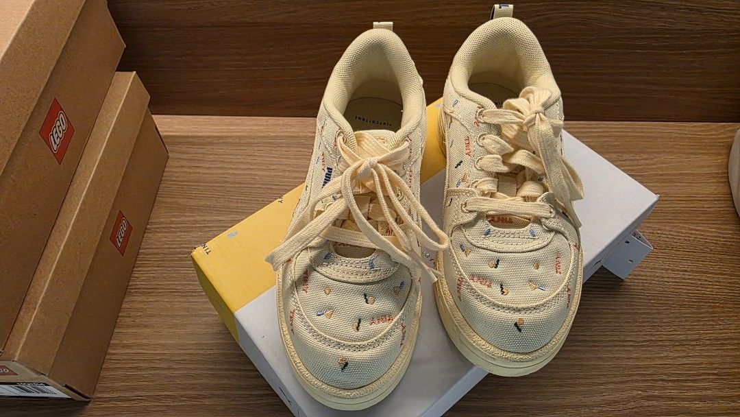 Puma x Tinycottons CA Pro Tiny AOP PS Aspen Gold Kids (Category: Babies & Kids Fashion) located in Muntinlupa City. Submitted by olxph_822360203 (Listing ID 1470033796, Image 2). Description: - Brand: Puma x Tinycottons CA Pro Tiny - Color: Aspen Gold - Size: US 1C / UK 13 / EUR 32 / 19 cm - Material: Canvas upper with all-over embroidered Tinycottons motifs - Features: Thick laces, heel pull tab - Condition: Brand new in original branded shoebox