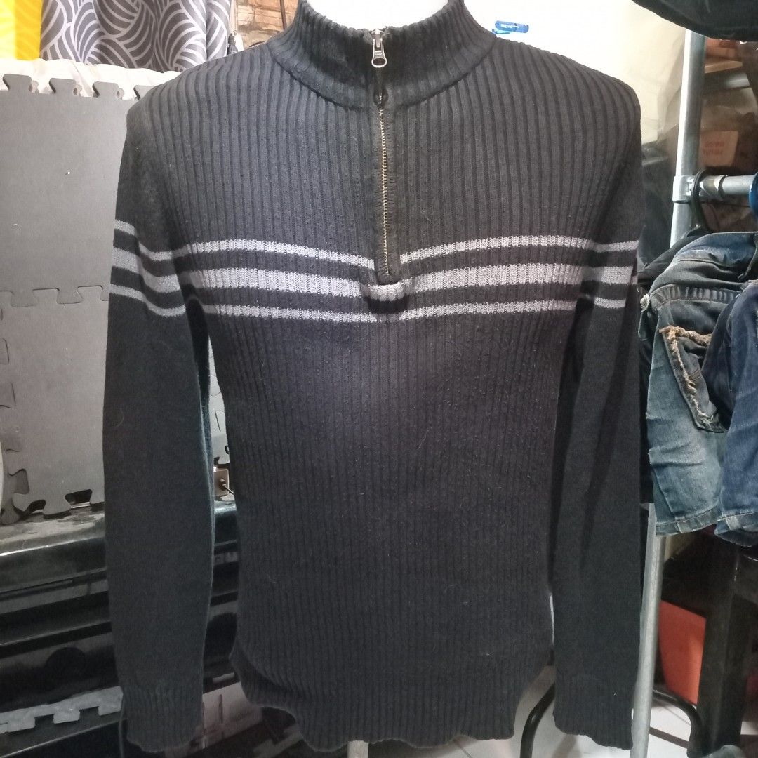 Knitted Quarter-Zip Sweater (MEN) (Category: Coats, Jackets and Outerwear) located in Angono. Submitted by thrifted.fashionshop (Listing ID 1470102446, Image 1). Description: Fit - med/large *knitted *q-zip <COLORS MAY VARY DUE TO LIGHTING> MOP : Gcash only COURIER : Jnt / Lalamove REMINDER : Shipping fee ay hindi kasama sa presyo ng item.