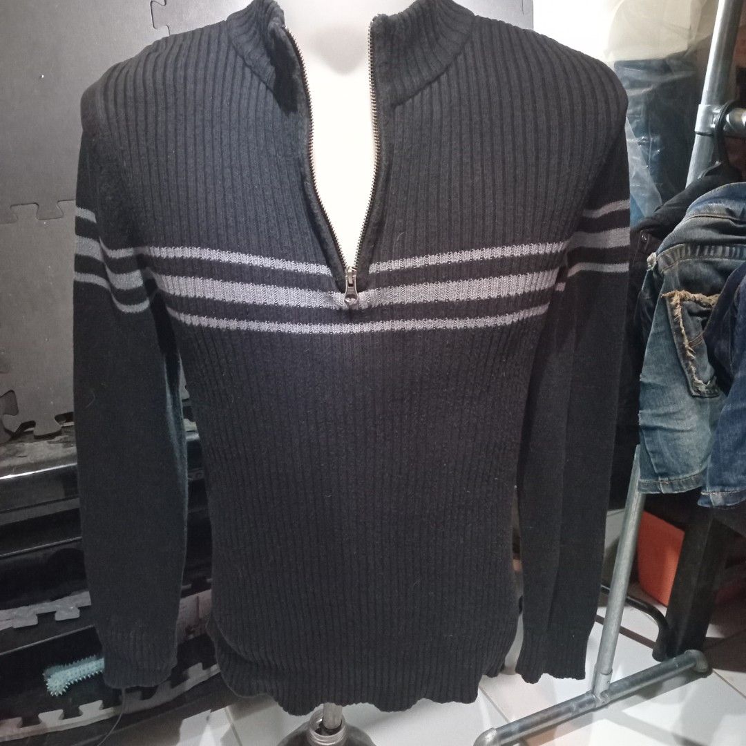 Knitted Quarter-Zip Sweater (MEN) (Category: Coats, Jackets and Outerwear) located in Angono. Submitted by thrifted.fashionshop (Listing ID 1470102446, Image 2). Description: Fit - med/large *knitted *q-zip <COLORS MAY VARY DUE TO LIGHTING> MOP : Gcash only COURIER : Jnt / Lalamove REMINDER : Shipping fee ay hindi kasama sa presyo ng item.