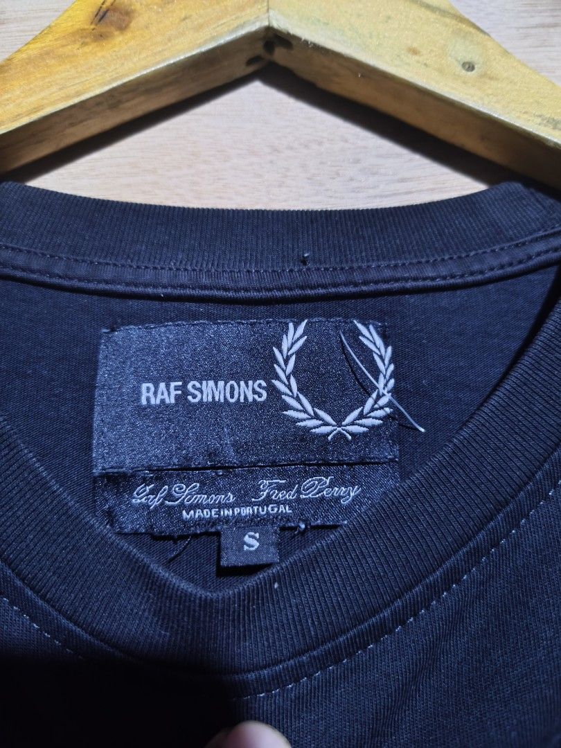 raf simons x fred perry (Category: Luxury Apparel) located in Santa Cruz. Submitted by ukayhuntworldwide (Listing ID 1470063268, Image 2). Description: Raf Simons x Fred Perry excellent dimes 21 width 28 length dm.