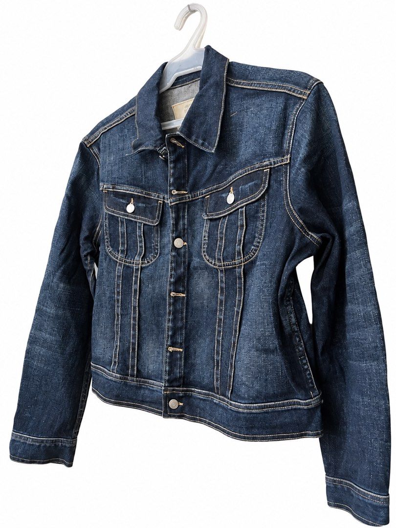 New Ralph Lauren Dark Blue Denim Jacket (Category: Coats, Jackets and Outerwear) located in Manila. Submitted by bellejnc (Listing ID 1470126788, Image 2). Description: AUTHENTIC RALPH LAUREN DENIM JACKET 🤎 ✨ Never been used! 💰 Original price: ₱23,000+ 🏷️ Selling for only ₱2,000! A great deal for an authentic Ralph Lauren piece. Timeless denim jacket that’s perfect for everyday styling. 📩 Message me if interested! First come, first served. - 