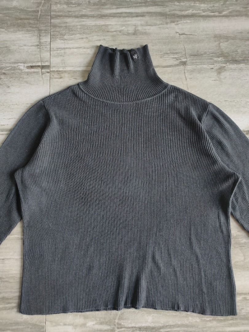 Ralph Lauren Grey Turtleneck Sweater - 2X (Category: Coats, Jackets and Outerwear) located in Dasmarinas. Submitted by acesteve (Listing ID 1470094988, Image 2). Description: Size in inches: 23.5 width 23.5 length No issues or alterations Loc: Dasma Cavite MOP: Gcash.