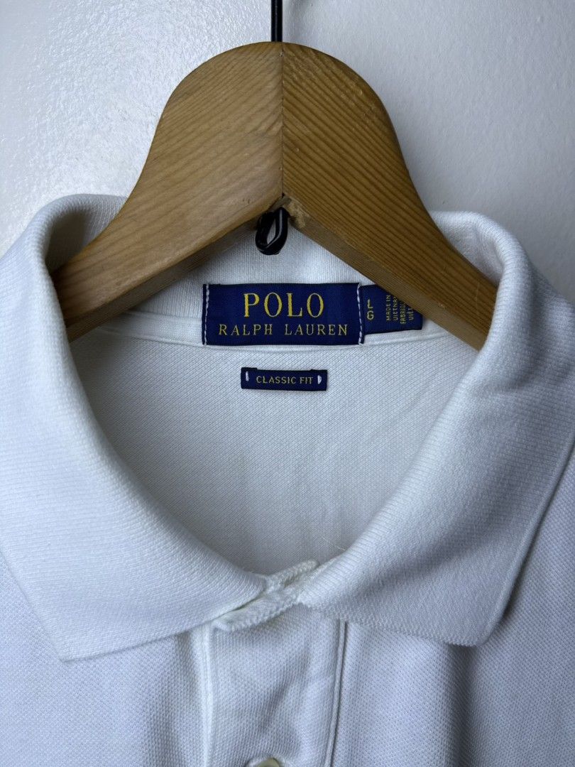 RALPH LAUREN WHITE CLASSIC POLO (Category: Tshirts & Polo Shirts ) located in Manila. Submitted by lunaras_declutter (Listing ID 1470108907, Image 3). Description: .