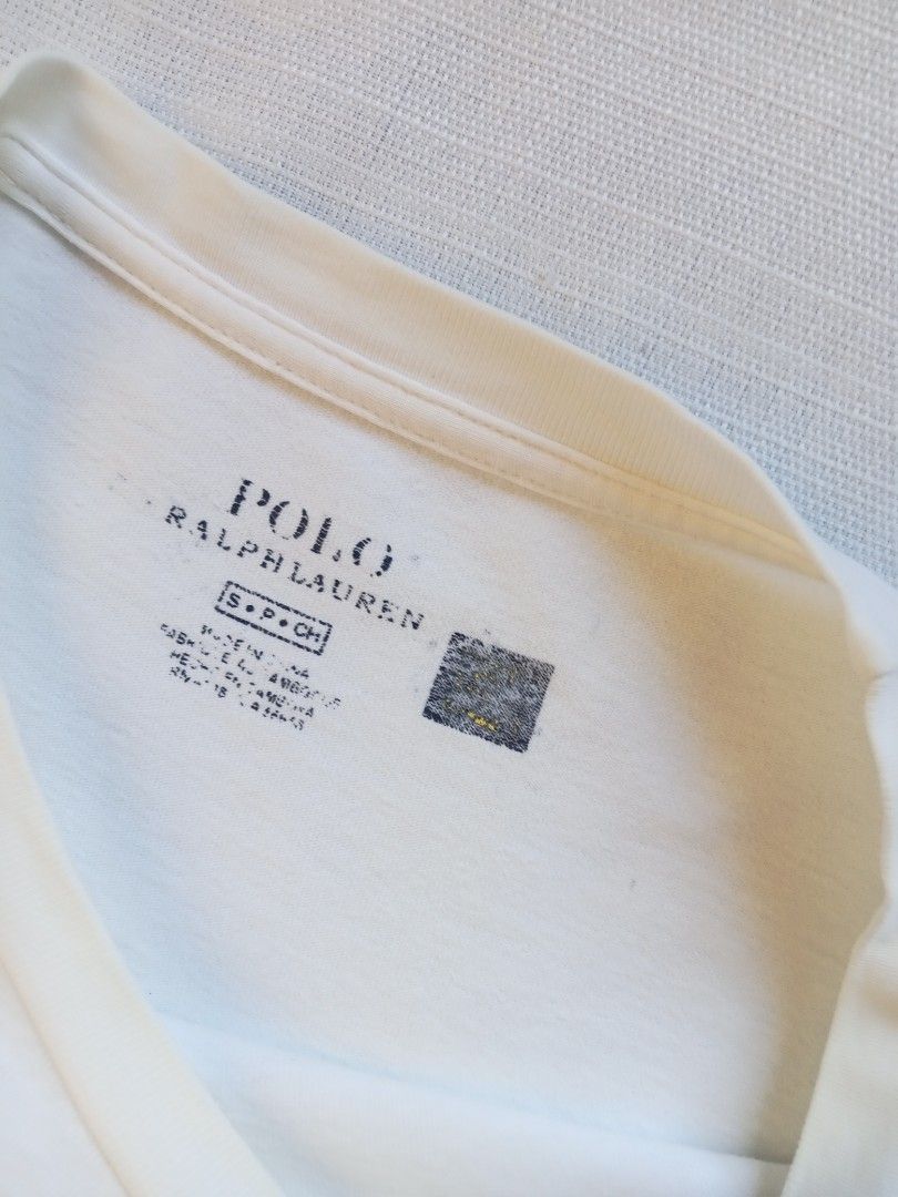 Ralph Lauren white longsleeve for her (Category: Longsleeves) located in Bagabag. Submitted by thrift_stories96 (Listing ID 1470099742, Image 3). Description: Ralph Lauren white longsleeve for her Small on tag fits medium Length - 24 Width - 18 Condition - 9/10 Normal sign of use by previous owner No major flaw.