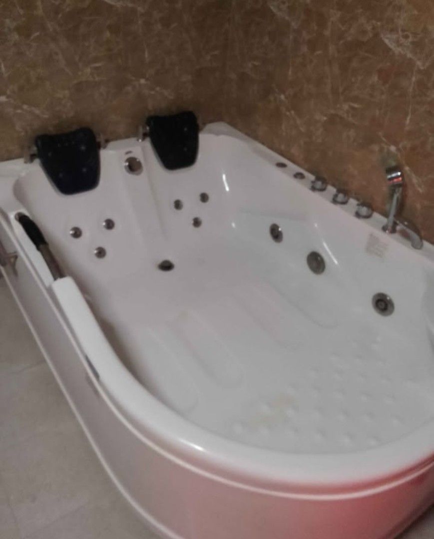 RAVONI Jacuzzi Bathtub (Category: Bathroom & Kitchen Fixtures) located in San Fernando, Camarines Sur. Submitted by aboadam (Listing ID 1470023284, Image 3). Description: - Model: Ravoni M1712 hydro-massage bathtub - Dimensions: 1780 x 1300 x 720 mm - Finish: Premium white acrylic with integrated chrome fixtures - Comfort: Dual headrests and left-side grab handle - Performance: Multiple back and side jets powered by 220V, 60Hz (1100W) - Includes: