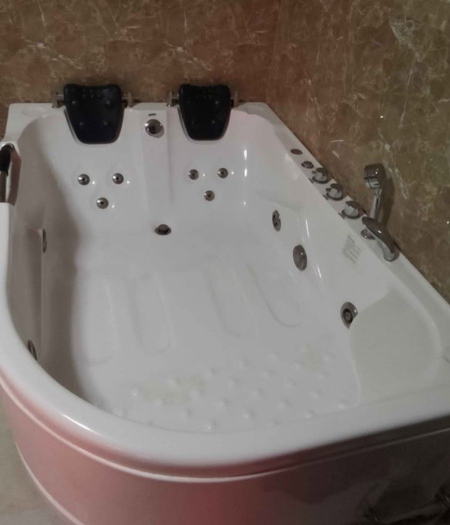 RAVONI Jacuzzi Bathtub (Category: Bathroom & Kitchen Fixtures) located in San Fernando, Camarines Sur. Submitted by aboadam (Listing ID 1470023284, Image 1). Description: - Model: Ravoni M1712 hydro-massage bathtub - Dimensions: 1780 x 1300 x 720 mm - Finish: Premium white acrylic with integrated chrome fixtures - Comfort: Dual headrests and left-side grab handle - Performance: Multiple back and side jets powered by 220V, 60Hz (1100W) - Includes: