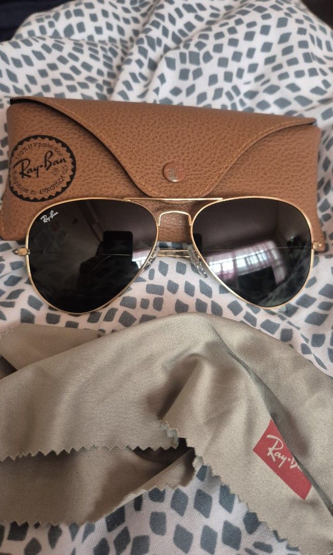 Rayban Aviators (Category: Sunglasses & Eyewear) located in Makati City. Submitted by farraden (Listing ID 1469953839, Image 1). Description: used 3x max. original Rayban Aviators no more box since it has been sitting in my drawer for about 4yrs so scratches comes with the original leather case, tho ung paint sa button medyo nag peel na dm for inquiries meet up BGC after work hours or weekends.