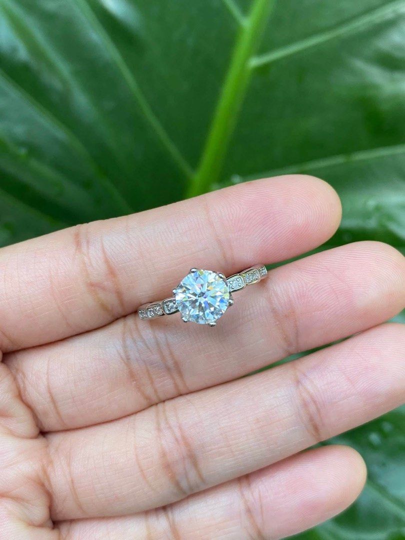Real Moissanite 2carats with side stones,Titanium setting (Category: Rings) located in Kalibo. Submitted by sunnysidegold (Listing ID 1469960098, Image 2). Description: 2carats real moissanite adjustable size titanium setting ,non tarnish MOP gcash/bpi.