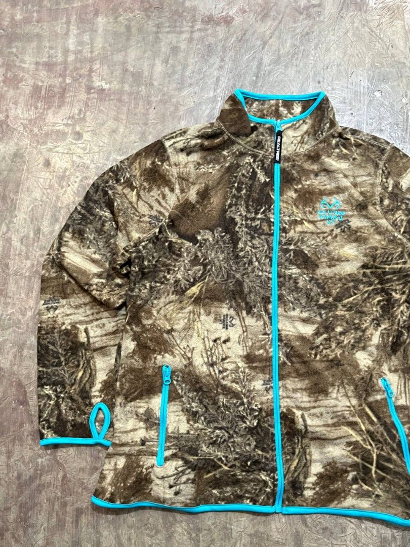 Realtree Camo Fleece Zip Up Jacket (Category: Coats, Jackets and Outerwear) located in Cavite. Submitted by giankarl1608 (Listing ID 1470057015, Image 3). Description: Flaw: none (best fit LARGE) W 22 L 27.
