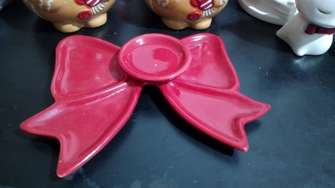 Red Christmas bow ceramic snack tray holiday dish (Category: Dinnerware & Cutlery) located in San Pablo. Submitted by elijasam (Listing ID 1470132913, Image 3). Description: - Festive bright red ceramic serving dish shaped like a holiday bow - Features 2 side compartments and a center round spot for snacks or candy - Beautiful glossy finish for a premium holiday look - Perfect for Christmas parties, table decor, or holding small treats - Clean sh