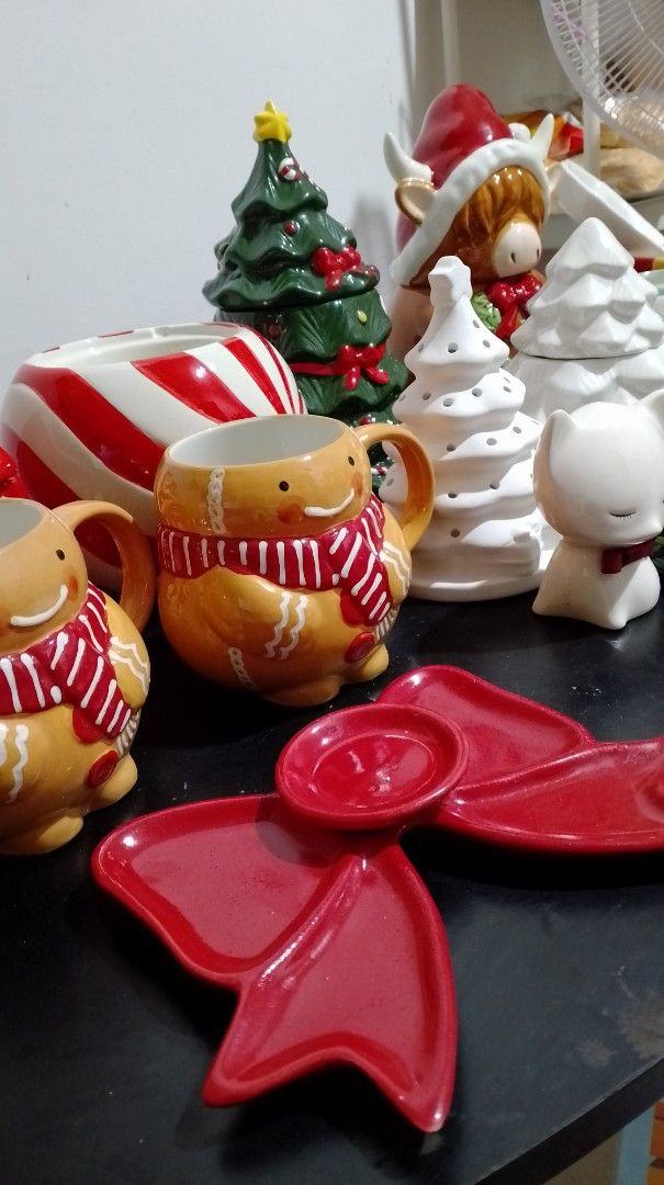 Red Christmas bow ceramic snack tray holiday dish (Category: Dinnerware & Cutlery) located in San Pablo. Submitted by elijasam (Listing ID 1470132913, Image 2). Description: - Festive bright red ceramic serving dish shaped like a holiday bow - Features 2 side compartments and a center round spot for snacks or candy - Beautiful glossy finish for a premium holiday look - Perfect for Christmas parties, table decor, or holding small treats - Clean sh