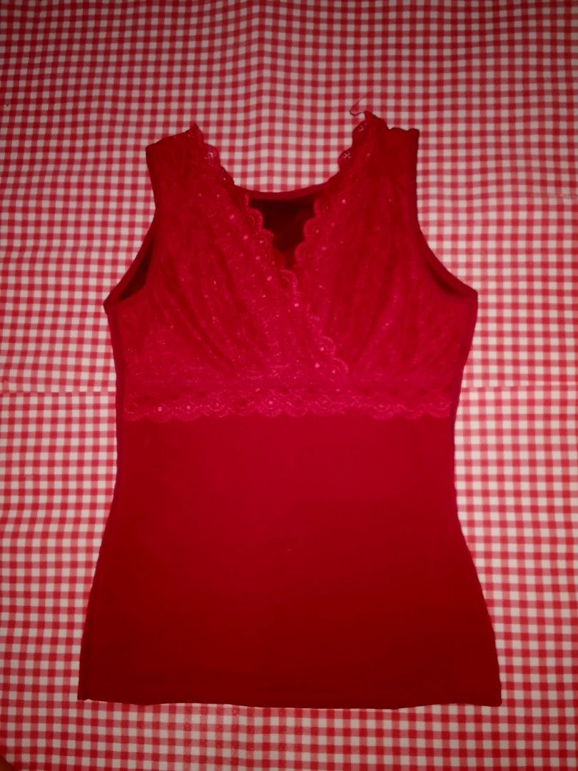 red sleeveless camisole top (Category: Sleeveless) located in San Fernando. Submitted by wisteriaweslyn_ (Listing ID 1469992589, Image 1). Description: .