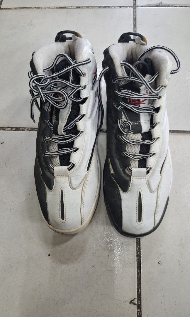 REEBOK 1990'S THE BLAST WHITE AND BLACK (Category: Sneakers) located in Antipolo. Submitted by goldentiger-ac44 (Listing ID 1470092625, Image 2). Description: REEBOK THE BLAST WHITE AND BLACK Size 6.5 men's euro 38.5, cm 24.5 Excellent condition.