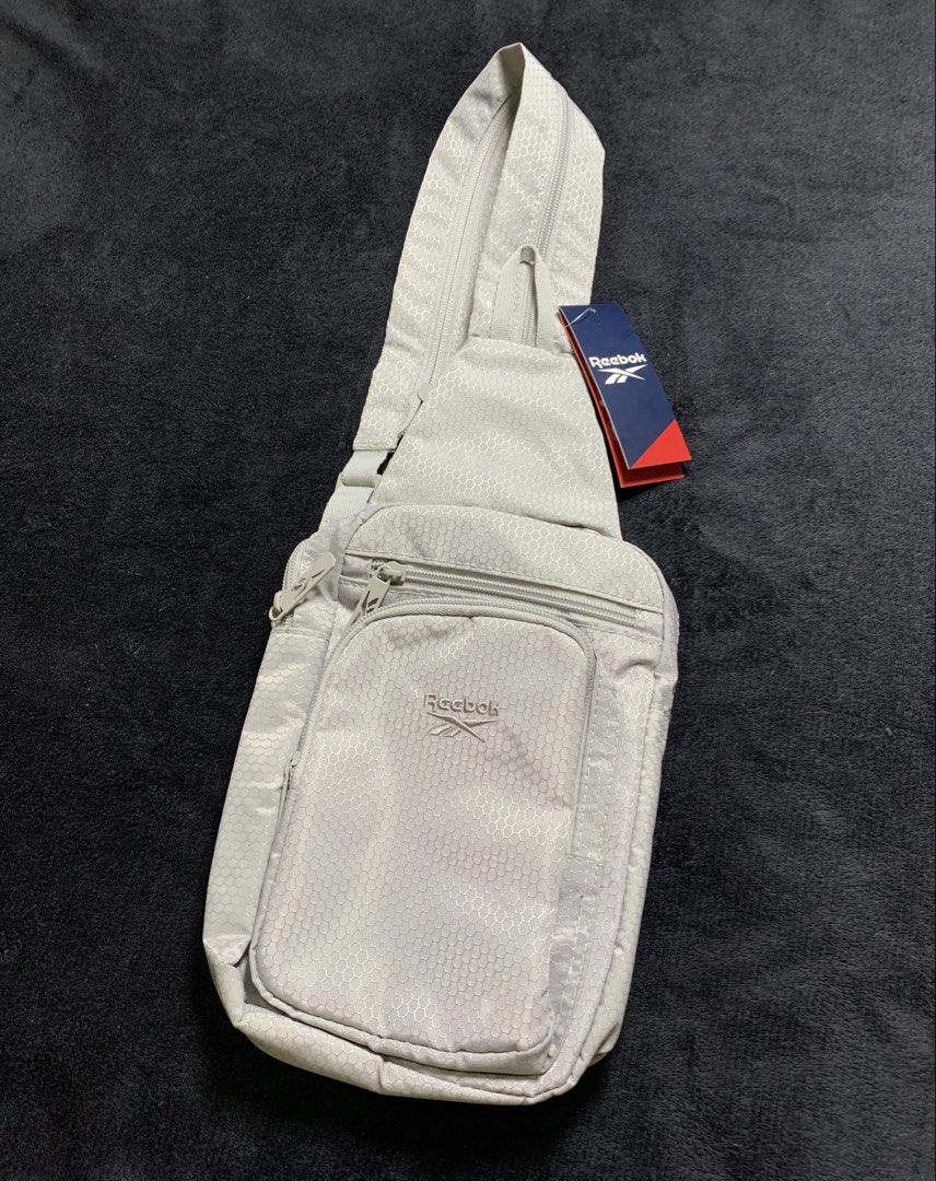 REEBOK Cosmos Cross Body bag (Category: Belt bags, Clutches and Pouches) located in Molave. Submitted by mysticbird_38213e (Listing ID 1470088878, Image 2). Description: Good as new No issue Sobrang ganda po Pwede sya gawing backpack .