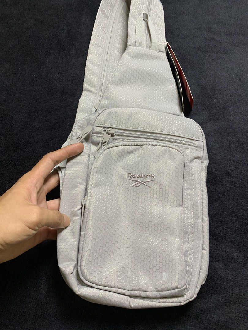 REEBOK Cosmos Cross Body bag (Category: Belt bags, Clutches and Pouches) located in Molave. Submitted by mysticbird_38213e (Listing ID 1470088878, Image 3). Description: Good as new No issue Sobrang ganda po Pwede sya gawing backpack .