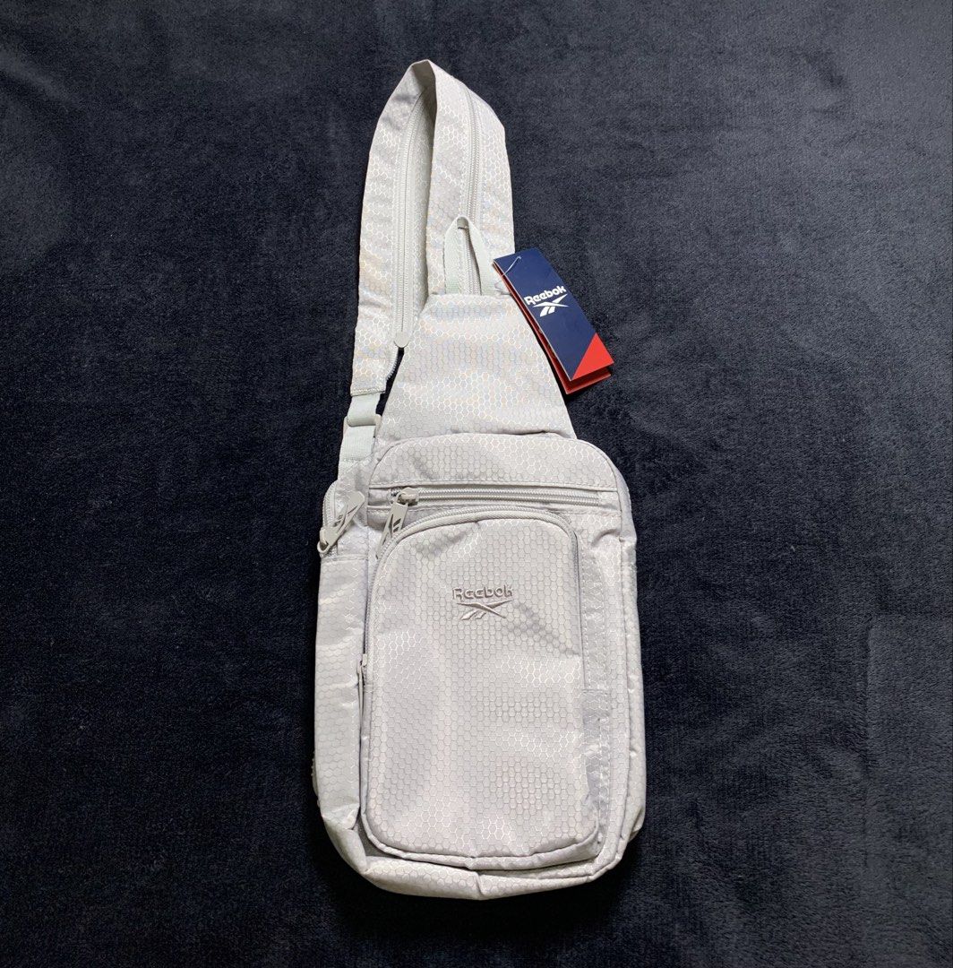 REEBOK Cosmos Cross Body bag (Category: Belt bags, Clutches and Pouches) located in Molave. Submitted by mysticbird_38213e (Listing ID 1470088878, Image 1). Description: Good as new No issue Sobrang ganda po Pwede sya gawing backpack .