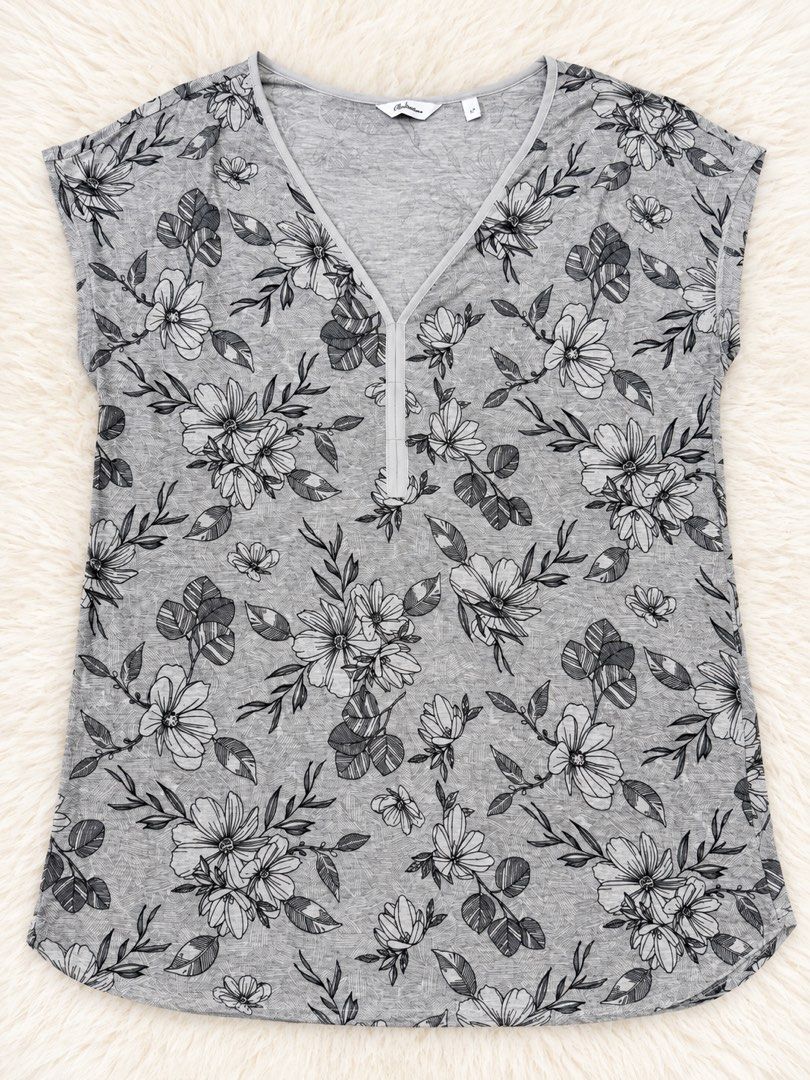 Reitmans Tops (Category: Blouses) located in San Fernando. Submitted by maindaysanik2x (Listing ID 1470073713, Image 1). Description: Size small on tag but can fit til Large.