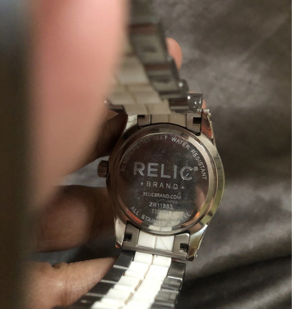 Relic Watch By fossil classic (Category: Luxury Watches) located in Manila. Submitted by thriftlangs_ig (Listing ID 1470003318, Image 3). Description: may mga scratch at maliit na crack sa sa wrist, need new battery, and nag fog sa loob gift lang sakin and once lang nagamit sayang if matatambak lang.